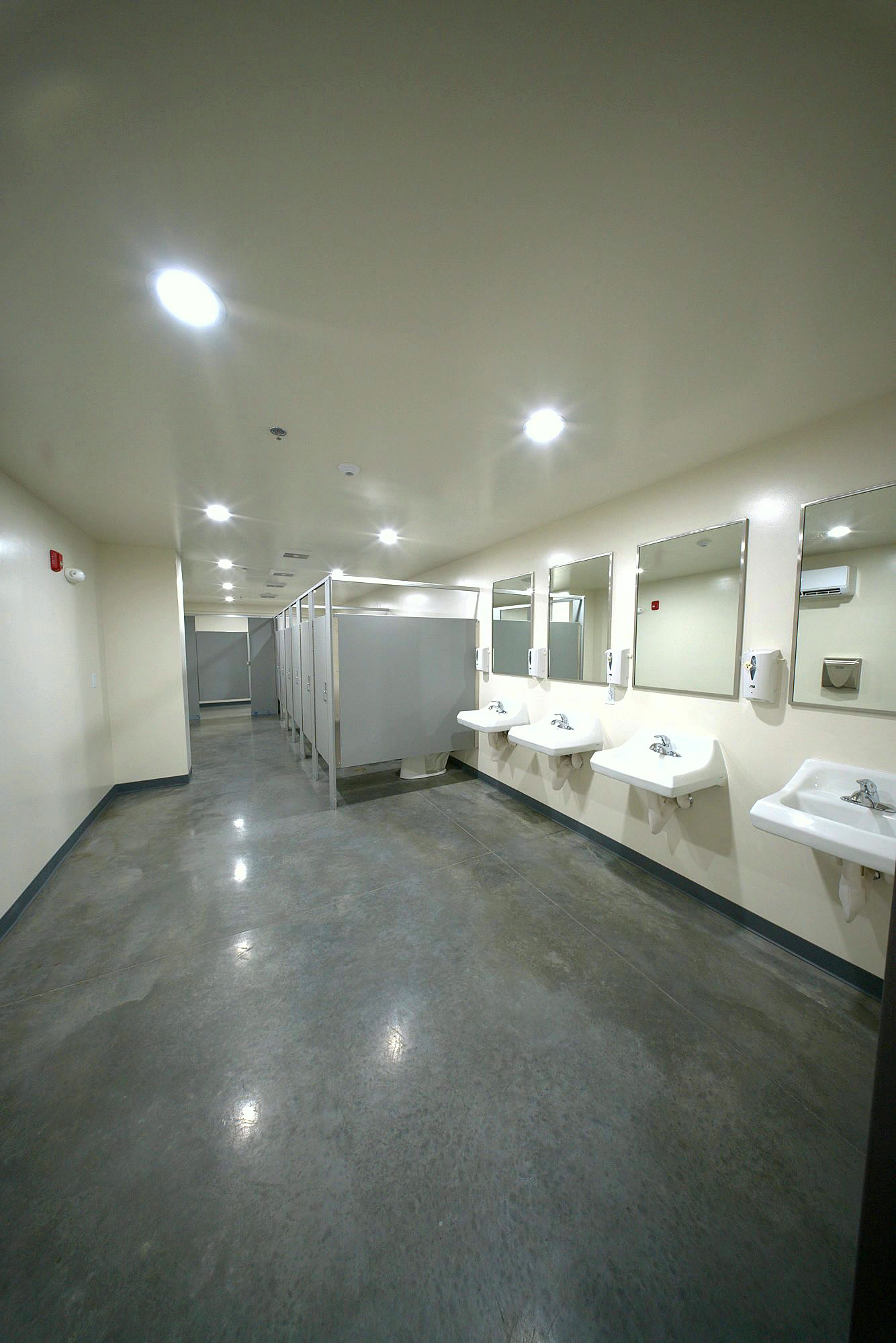 Warehouse & Commercial Building — photo 4